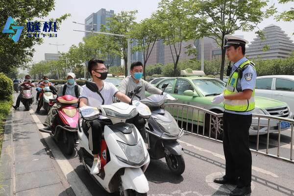 騎電動車不戴頭盔識別思想者跨域公司思想者跨域公司